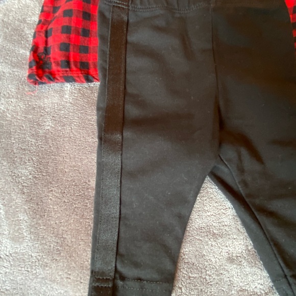 Ralph Lauren - Baby girl outfits. Flowered sleeper & red & black outfit. Size 3m - Picture 9 of 11